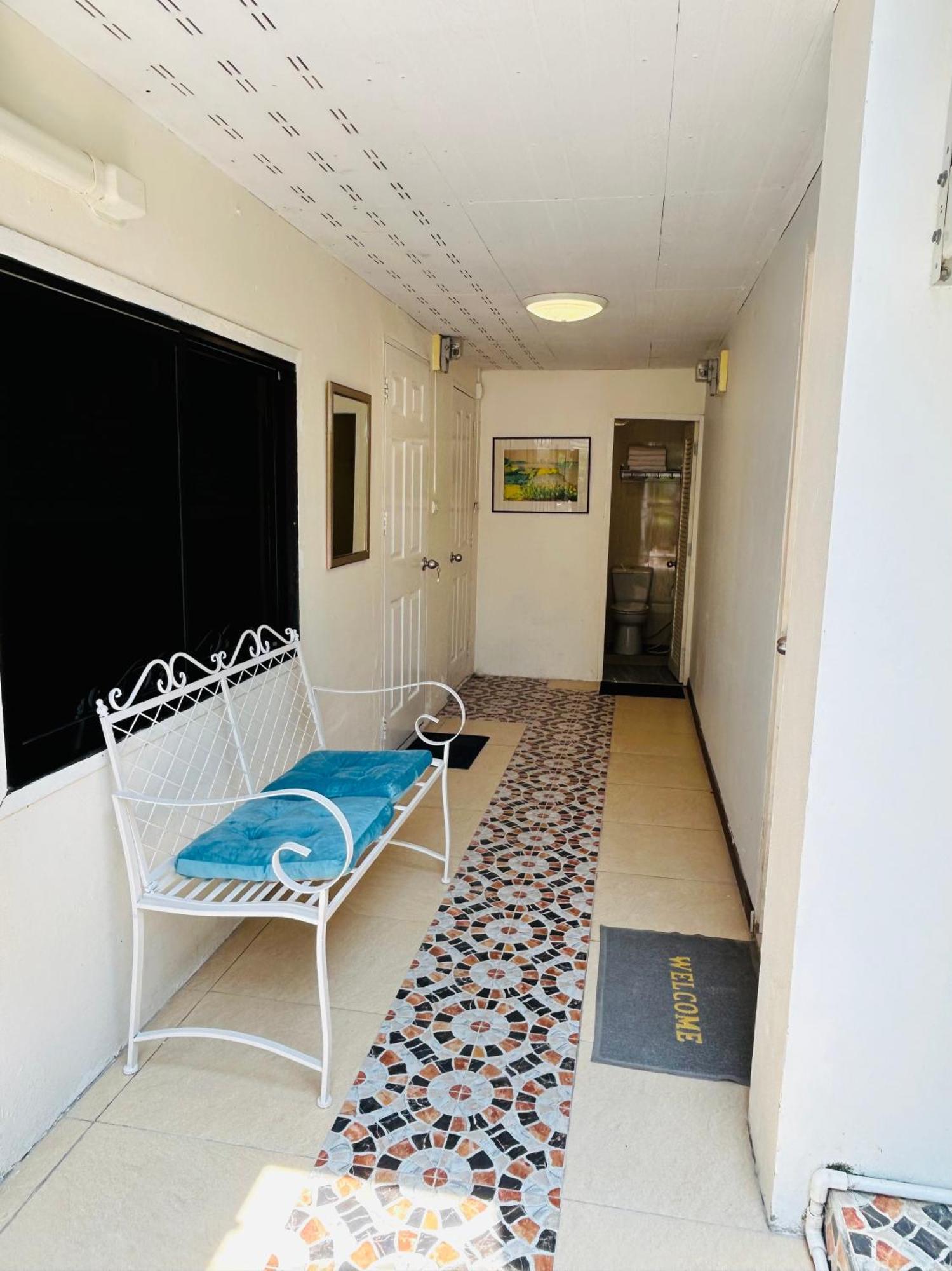 With Private Kitchen And Bathroom Alloggio in famiglia
